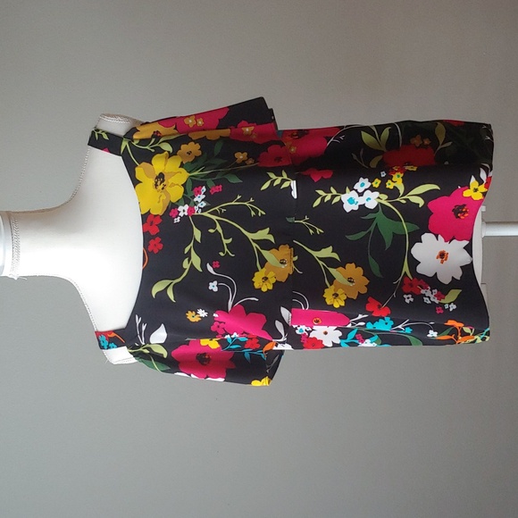 NWOT Floral Fluttersleeve Top - Picture 5 of 12